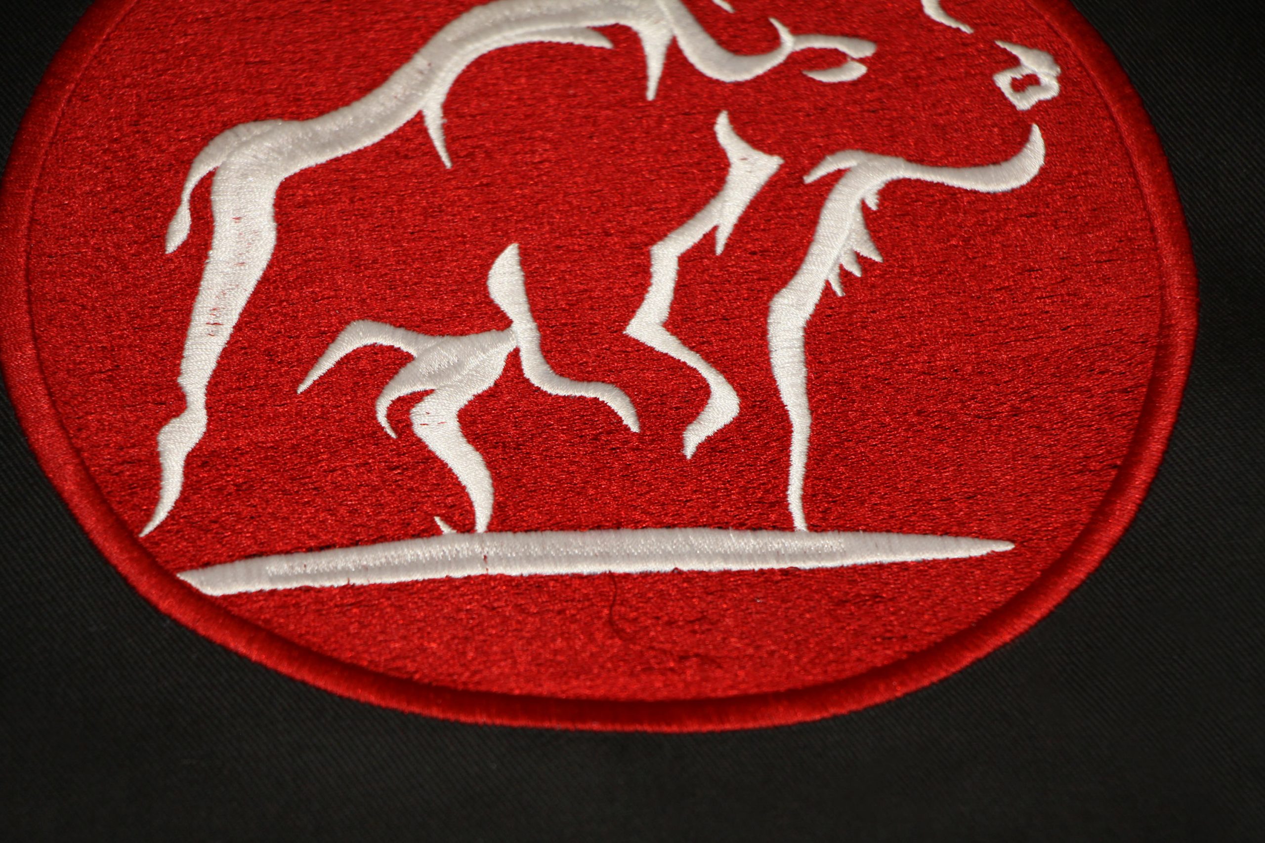 Beispiel Stick Lion Werbe GmbH - Stier Weiß auf Rot